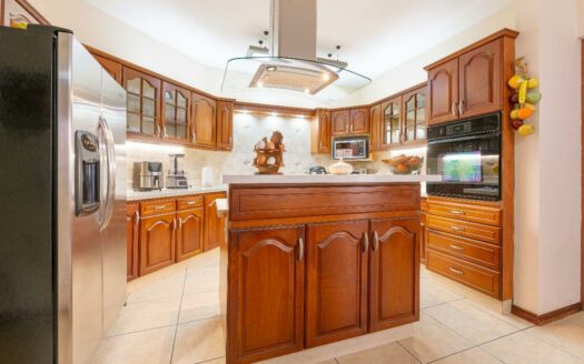 Curridabat: Espectacular casa en Altamonte, lote 638m2  #89131