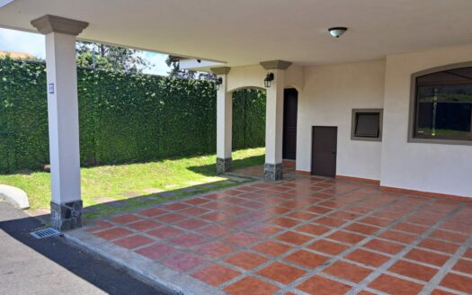 Casa en Alquiler en San Isidro de Heredia, Amplio Jardín y Seguridad 24/7. Código 89653