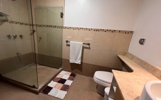 Apartamento en AVALON Santa Ana, con electrodomésticos y amoblado!! Listo para vivir, rentar o colocar en Airbnb! COD#93186