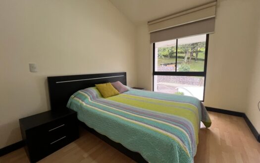 Apartamento en AVALON Santa Ana, con electrodomésticos y amoblado!! Listo para vivir, rentar o colocar en Airbnb! COD#93186