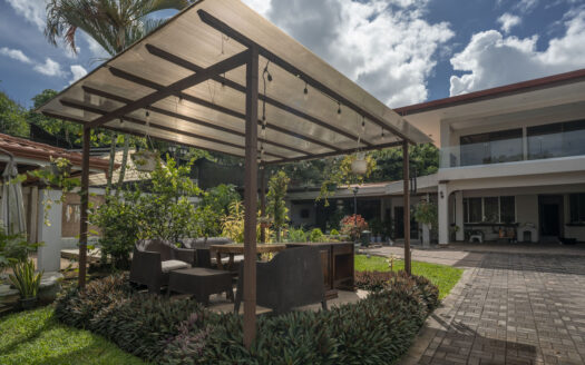 Casa en Ciudad Colon con pequeño edificio de Oficinas, piscina y rancho propio! COD#93696