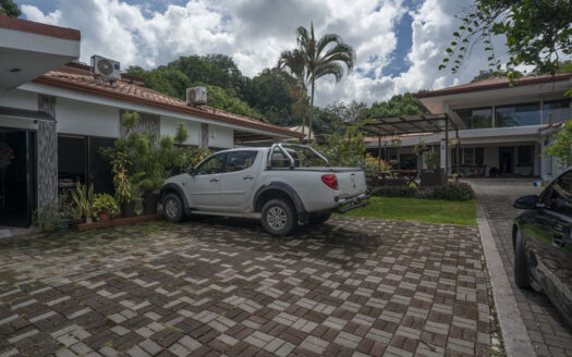 Casa en Ciudad Colon con pequeño edificio de Oficinas, piscina y rancho propio! COD#93696