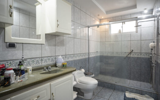 Casa en Ciudad Colon con pequeño edificio de Oficinas, piscina y rancho propio! COD#93696