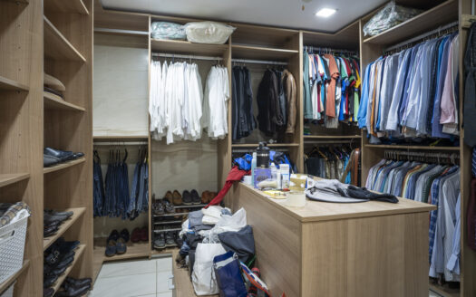 Casa en Ciudad Colon con pequeño edificio de Oficinas, piscina y rancho propio! COD#93696