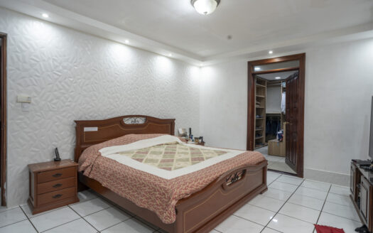 Casa en Ciudad Colon con pequeño edificio de Oficinas, piscina y rancho propio! COD#93696