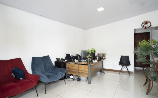 Casa en Ciudad Colon con pequeño edificio de Oficinas, piscina y rancho propio! COD#93696