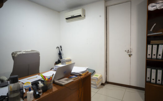 Casa en Ciudad Colon con pequeño edificio de Oficinas, piscina y rancho propio! COD#93696