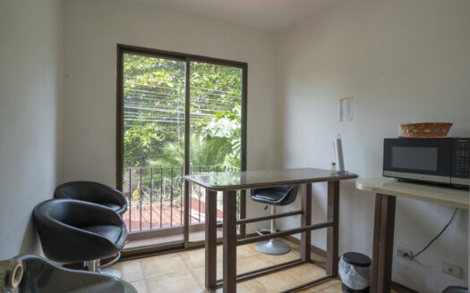 Casa en Ciudad Colon con pequeño edificio de Oficinas, piscina y rancho propio! COD#93696