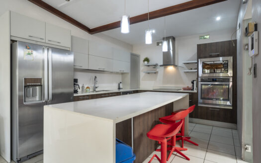 Casa en Ciudad Colon con pequeño edificio de Oficinas, piscina y rancho propio! COD#93696