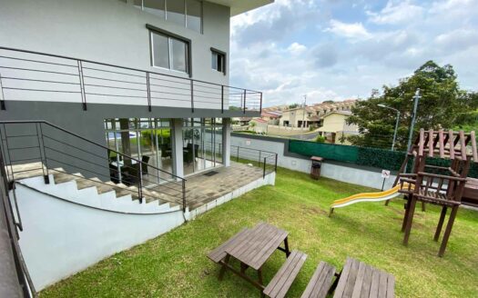 Se Alquila Apartamento Esquinero y Moderno de 2 Habitaciones, Mezzanine y 3 Baños Completos, en Condominio Exclusivo de San Pablo de Heredia. Código 109178