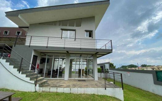 Se Alquila Apartamento Esquinero y Moderno de 2 Habitaciones, Mezzanine y 3 Baños Completos, en Condominio Exclusivo de San Pablo de Heredia. Código 109178