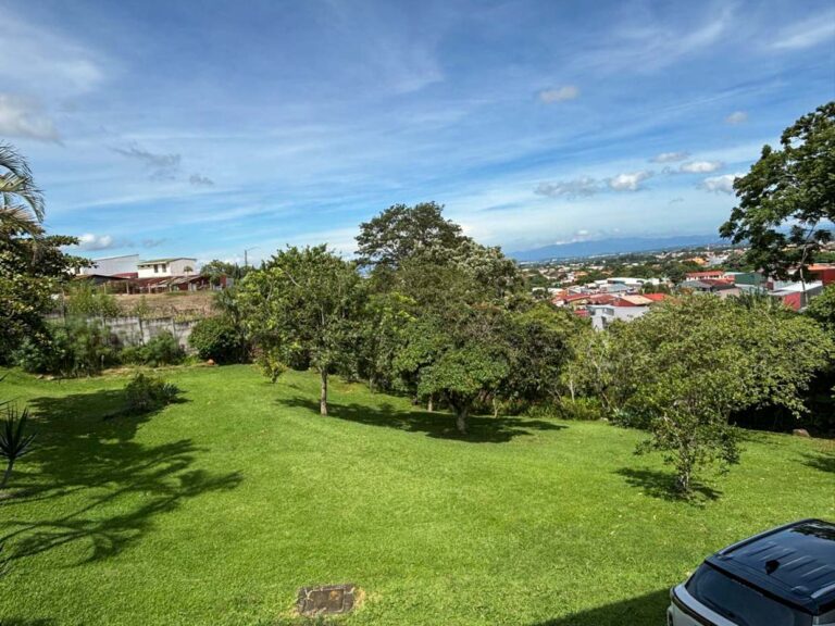 San Rafael de Heredia. Se Vende Casa de 1 Planta construida en Lote de 1630 M2 en Residencial Seguro y con Vista Panorámica