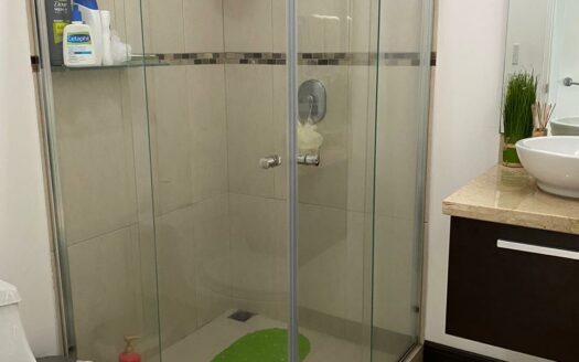 Se Alquila Apartamento Esquinero y Moderno de 2 Habitaciones, Mezzanine y 3 Baños Completos, en Condominio Exclusivo de San Pablo de Heredia. Código 109178