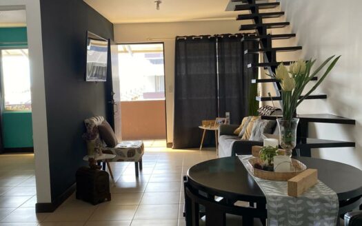 Se Alquila Apartamento Esquinero y Moderno de 2 Habitaciones, Mezzanine y 3 Baños Completos, en Condominio Exclusivo de San Pablo de Heredia. Código 109178