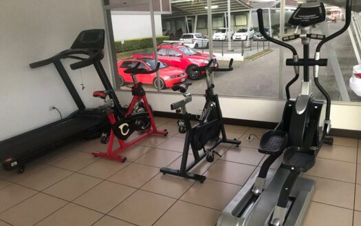 Se Alquila Apartamento Esquinero y Moderno de 2 Habitaciones, Mezzanine y 3 Baños Completos, en Condominio Exclusivo de San Pablo de Heredia. Código 109178