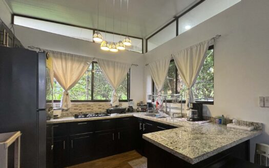 Maravillosa Casa en Venta- Guacalillo Puntarenas- A solo 10 minutos de la playa. Precio: $190 000- Código: 111054