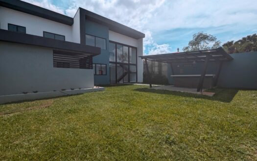 Extraordinaria casa independiente en Pinares de Curridabat! #110503