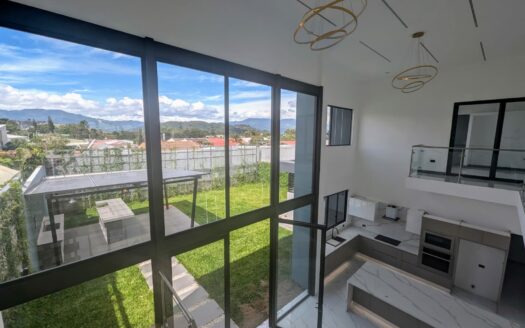 Extraordinaria casa independiente en Pinares de Curridabat! #110503