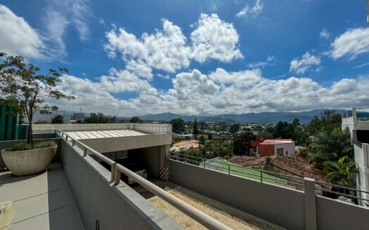 📍 Local Comercial en Venta o Alquiler en Latitud Los Yoses – 161 m² Totales, con 4 Parqueos y 3 Bodegas 🚗 cod. 113558