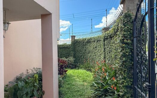 Amplia y lujosa casa de 2 niveles. 4 habitaciones en Cartago Centro. Cod 116224