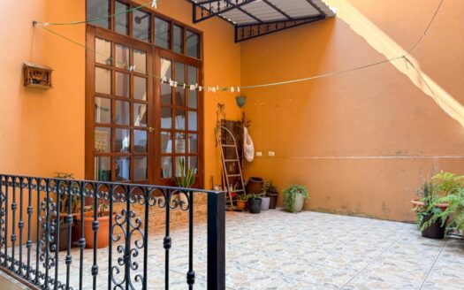 Amplia y lujosa casa de 2 niveles. 4 habitaciones en Cartago Centro. Cod 116224