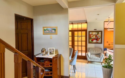 Amplia y lujosa casa de 2 niveles. 4 habitaciones en Cartago Centro. Cod 116224