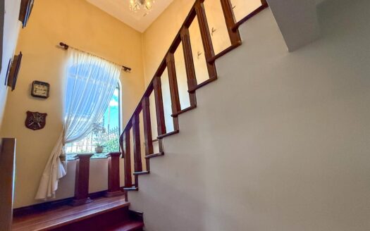Amplia y lujosa casa de 2 niveles. 4 habitaciones en Cartago Centro. Cod 116224