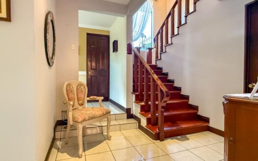 Amplia y lujosa casa de 2 niveles. 4 habitaciones en Cartago Centro. Cod 116224