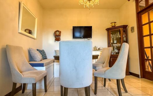Amplia y lujosa casa de 2 niveles. 4 habitaciones en Cartago Centro. Cod 116224