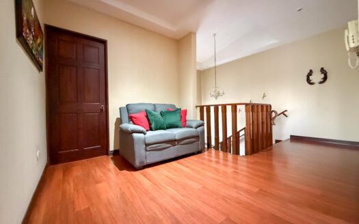 Amplia y lujosa casa de 2 niveles. 4 habitaciones en Cartago Centro. Cod 116224
