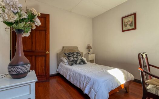 Amplia y lujosa casa de 2 niveles. 4 habitaciones en Cartago Centro. Cod 116224