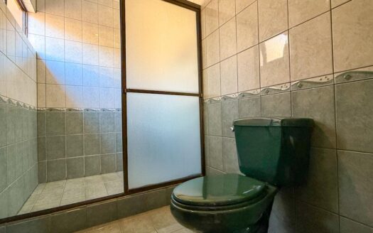Amplia y lujosa casa de 2 niveles. 4 habitaciones en Cartago Centro. Cod 116224