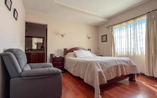Amplia y lujosa casa de 2 niveles. 4 habitaciones en Cartago Centro. Cod 116224
