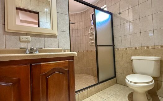 Amplia y lujosa casa de 2 niveles. 4 habitaciones en Cartago Centro. Cod 116224