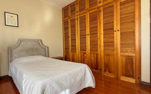 Amplia y lujosa casa de 2 niveles. 4 habitaciones en Cartago Centro. Cod 116224