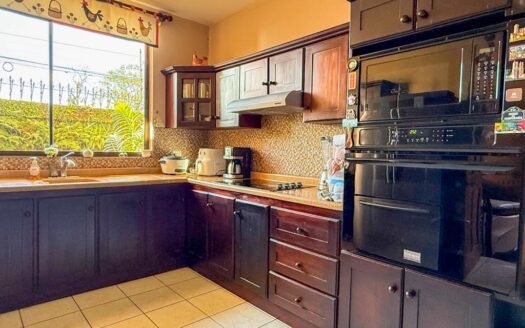 Amplia y lujosa casa de 2 niveles. 4 habitaciones en Cartago Centro. Cod 116224
