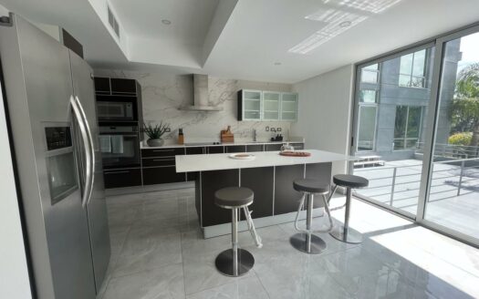 No busque más !! El apartamento que quería en alquiler está aquí en Escazú, en una zona cerca de centros comerciales, bancos y más. Cód 114322