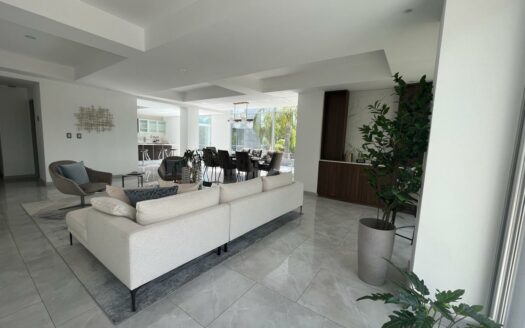 No busque más !! El apartamento que quería en alquiler está aquí en Escazú, en una zona cerca de centros comerciales, bancos y más. Cód 114322