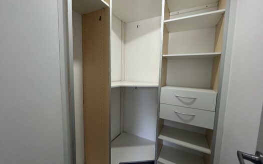 No busque más !! El apartamento que quería en alquiler está aquí en Escazú, en una zona cerca de centros comerciales, bancos y más. Cód 114322