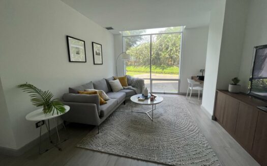 No busque más !! El apartamento que quería en alquiler está aquí en Escazú, en una zona cerca de centros comerciales, bancos y más. Cód 114322