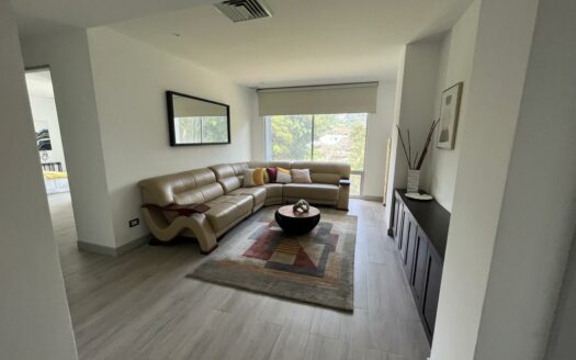 No busque más !! El apartamento que quería en alquiler está aquí en Escazú, en una zona cerca de centros comerciales, bancos y más. Cód 114322