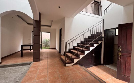 Preciosa Casa En Venta En Santa Ana Centro, Diseño Exclusivo Y Espacios Amplios. Cód. 116552