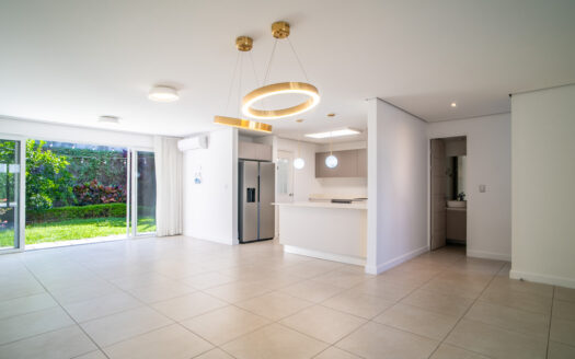 Casa en Venta en Condominio en Escazú: Rebajada de $350,000 a $335,000 con Jardín, 4 Parqueos y Espacios Modernos. COD 118805