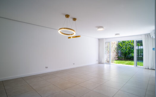 Casa en Venta en Condominio en Escazú: Rebajada de $350,000 a $335,000 con Jardín, 4 Parqueos y Espacios Modernos. COD 118805