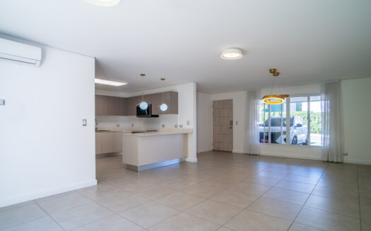 Casa en Venta en Condominio en Escazú: Rebajada de $350,000 a $335,000 con Jardín, 4 Parqueos y Espacios Modernos. COD 118805