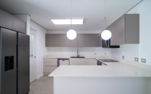 Casa en Venta en Condominio en Escazú: Rebajada de $350,000 a $335,000 con Jardín, 4 Parqueos y Espacios Modernos. COD 118805