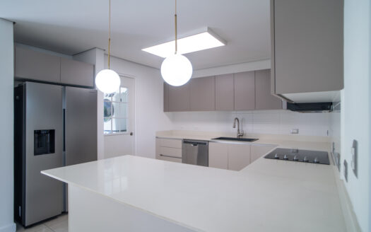 Casa en Venta en Condominio en Escazú: Rebajada de $350,000 a $335,000 con Jardín, 4 Parqueos y Espacios Modernos. COD 118805