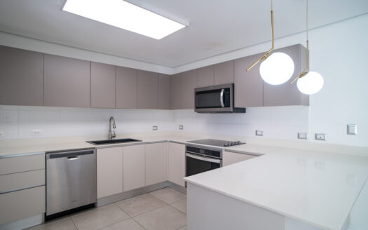 Casa en Venta en Condominio en Escazú: Rebajada de $350,000 a $335,000 con Jardín, 4 Parqueos y Espacios Modernos. COD 118805