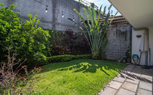 Casa en Venta en Condominio en Escazú: Rebajada de $350,000 a $335,000 con Jardín, 4 Parqueos y Espacios Modernos. COD 118805