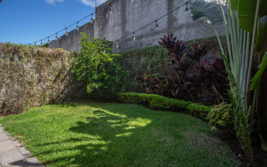 Casa en Venta en Condominio en Escazú: Rebajada de $350,000 a $335,000 con Jardín, 4 Parqueos y Espacios Modernos. COD 118805